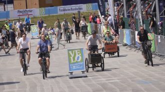 Foto: Fahradfahrende auf dem VeloFrankfurt Parcours