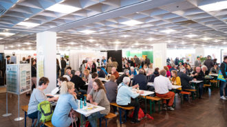 Foto: Kantine der Messehalle, Besuchende der Messe